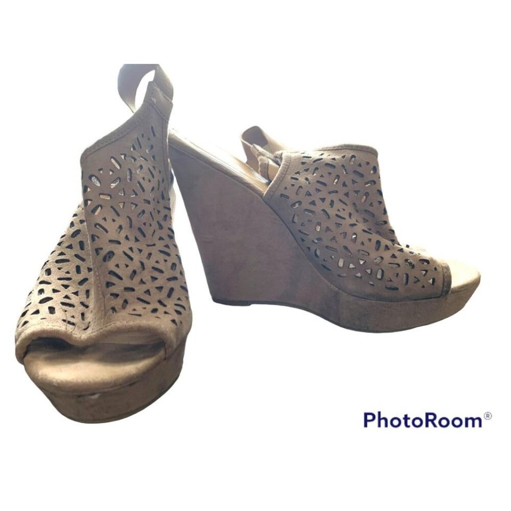 ✌️ 2/$40 ✌️ Chinese Laundry Tan Pierced Wedges, Open Toed,  sz 6.5, 4.5" Rise